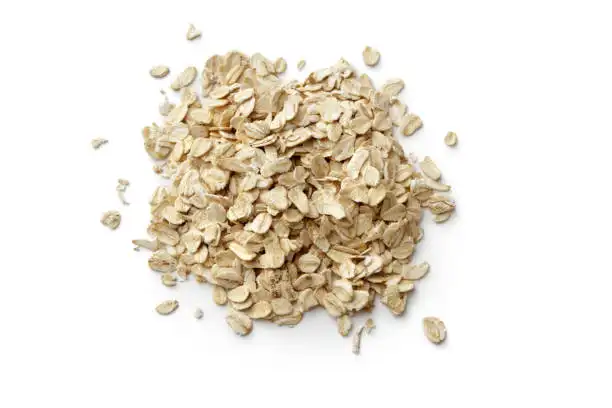 Recetas con avena: granos de avena sobre un fondo blanco