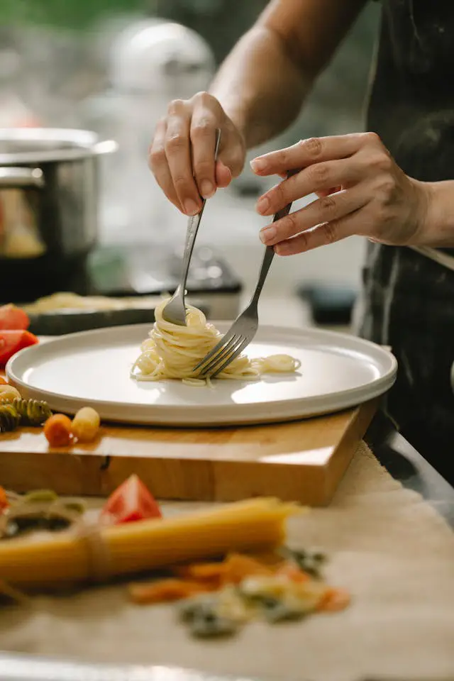 Sobre Nosotros: montando un plato de espagutis