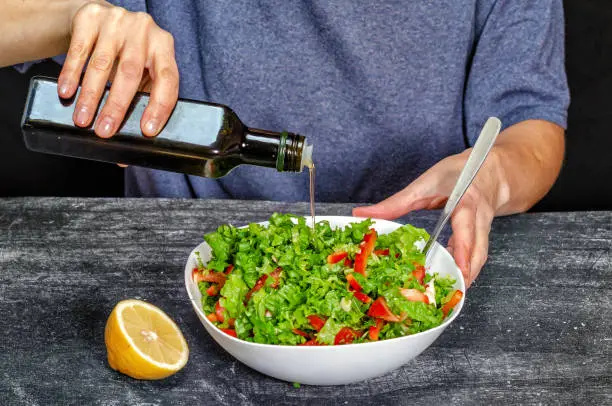 Aliñando una ensalada