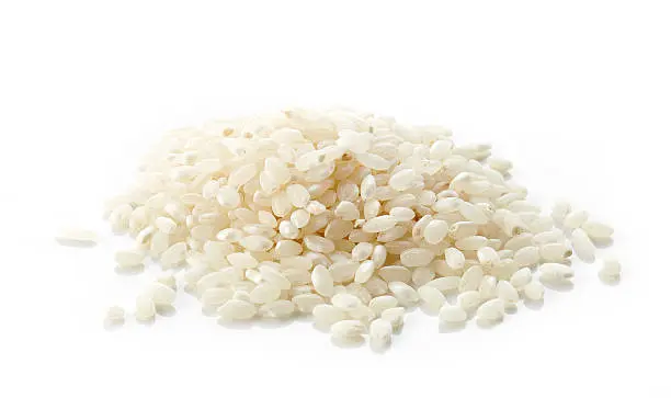 Granos de arroz redondo sobre fondo blanco