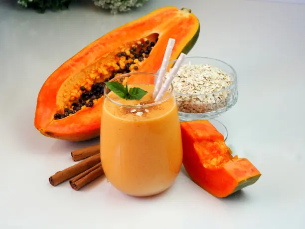 Recetas de batidos: batido de papaya, canela y avena.