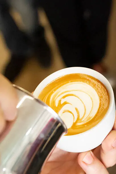 Una taza de café cortado con leche