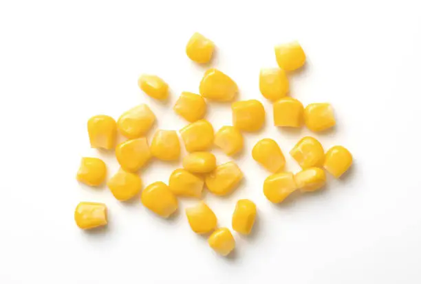 granos de maíz sobre un fondo blanco