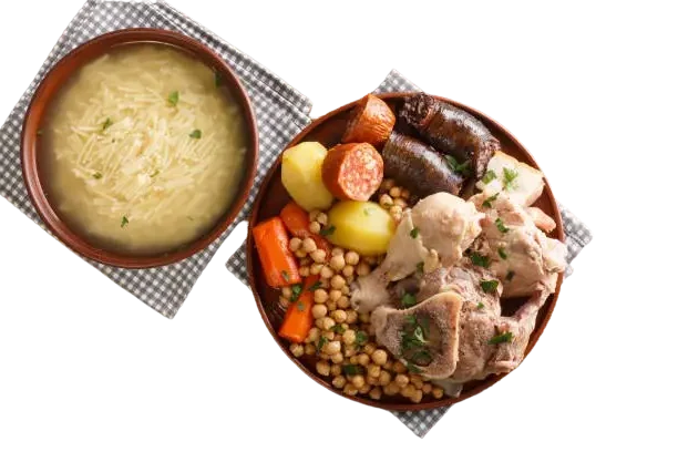 Una bandeja con cocidos junto a un plato con sopa