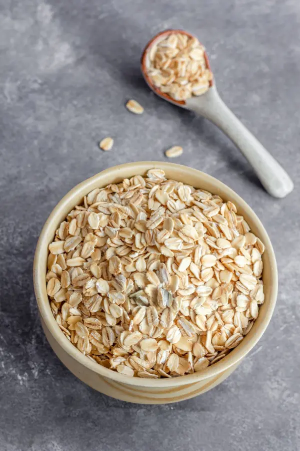 Un cuenco con copos de avena