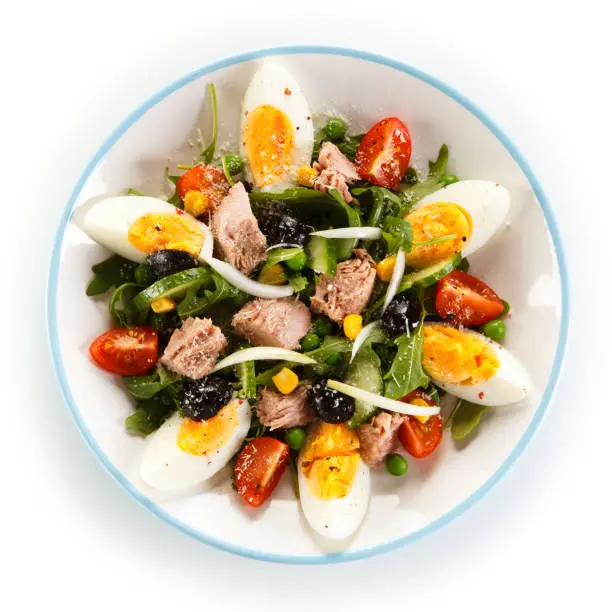 Ensaladas con pescados: ensalada de atún y huevo duro