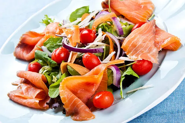 Una ensalada con salmón ahumado