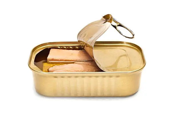 Una lata de atún en conserva para hacer una ensalada con pescados