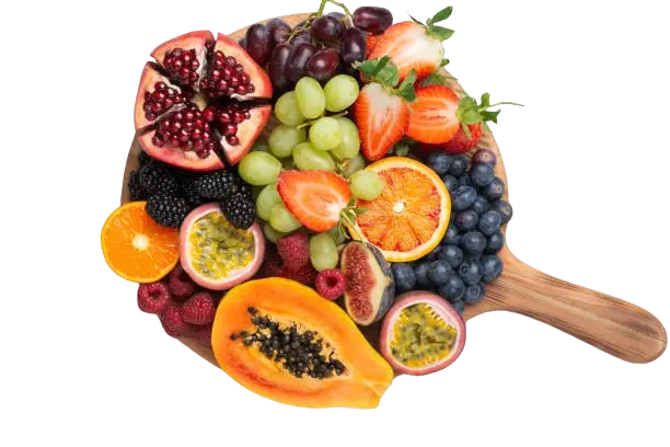 Una tabla con diferentes frutas para hacer jugos y zumos