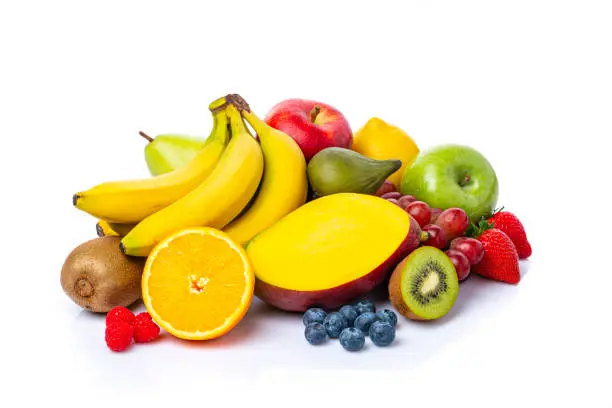 Diferentes frutas para hacer batidos sobre un fondo de color blanco