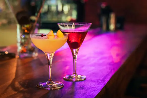 Dos copas muestran la importancia de los detalles a la hora de presentar mócteles