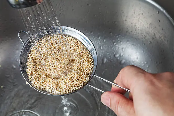 Lavando quinoa bajo el grifo