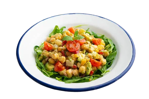 Ensaladas saludables: un plato de ensaladas con garbanzos