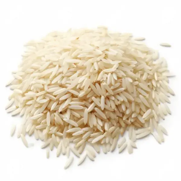 Granos de arroz largo sobre fondo blanco