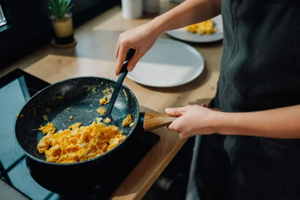 Cocinando huevos revueltos
