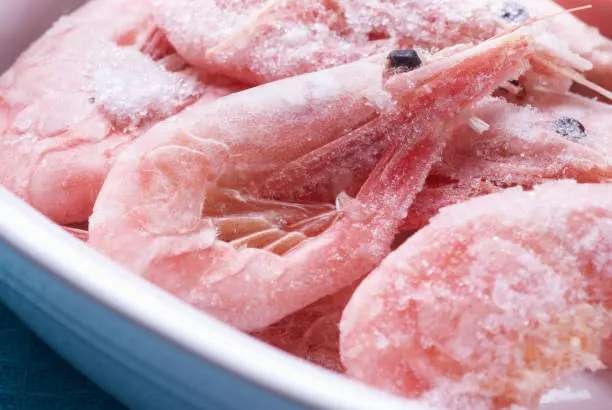 Descongelando gambas