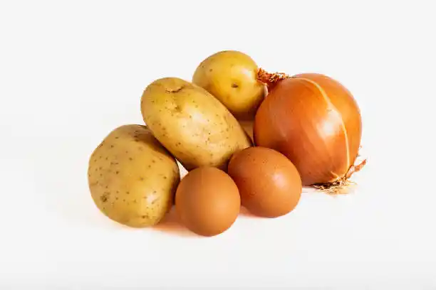 Ingredientes para tortillas: patatas, huevos y cebolla
