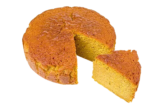 Recetas de bizcochos: corte de un bizcocho casero sobre fondo blanco