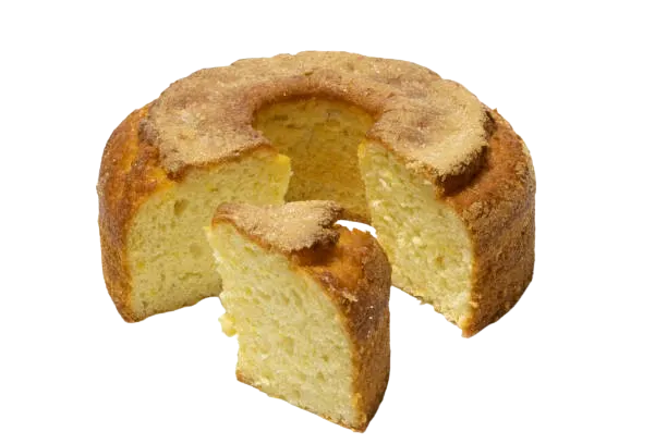 Recetas de panes y bollería: un bizcocho partido sobre un fondo blanco