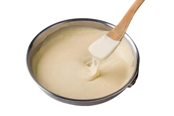 Una bandeja con salsa bechamel elaborada con mantequilla, harina y leche