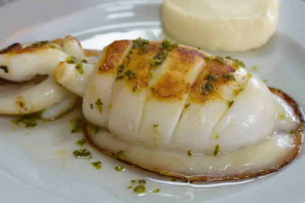 Un plato con una sepia asada a la plancha