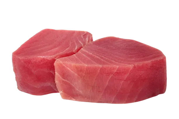 Recetas con atún: dos trozos de atún crudo sobre un fondo blanco