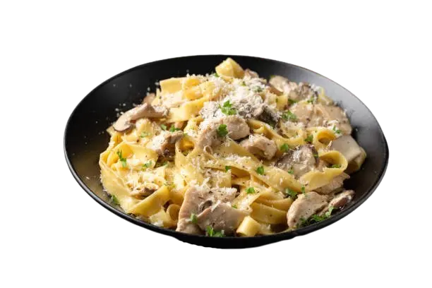 Un plato de tallarines con champiñones