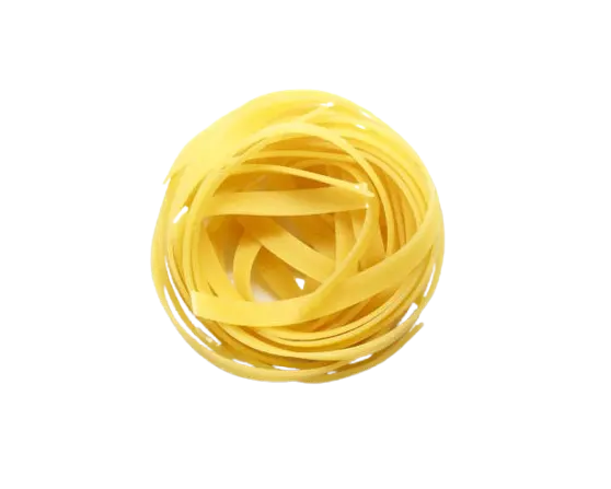 Recetas de tallarines: un nido de tallarines crudos sobre fondo blanco