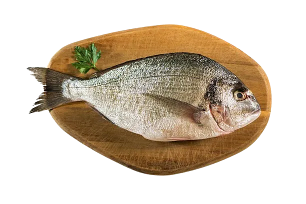 Recetas con dorada: una dorada entera sobre una tabla de madera.
