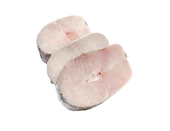 Recetas con merluza: tres rodajas de merluza sobre un fondo blanco